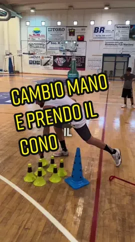 🏀 Esercizio specifico in un ALLENAMENTO  su  BALL HANDLING🏀 Andiamo a lavorare con i birilli o coni, per abituare ai ragazzi ad abbassare la spalla quando vanno in penetrazione verso il canestro... Quando devono prendere il birillo dopo il cambio di mano sono costretti ad abbassare la spalla e quindi li abituiamo a questo! #ballhandling #basket #basketballtraining #individualtraining #kidsbasketballtrainin #basketballskills  #speedtraining #shoot ####crossover #bimbi #ballhandlingdrills #speedagilitytraining 