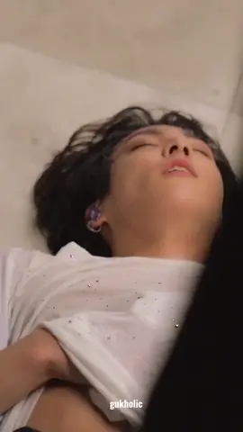 JK it's very energetic in the stage while in the backstage He fainted from exhaustion 🥺🥺🥺💜💜 This is why I love jk, he's so hard work 💜💜 #jungkookday #weverse #btsfesta2023 #10thbtsanniversary 