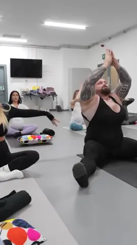 #eddiehall wears #pregnant #suit while going to a #yogaclass with his #pregnantwife #farts #fartsarefunny #eddiehallwsm #eddiehallbeast #eddiehallliftz #eddiehallmeme #eddiethebeasthall #thebeast #yoga #yogagirl #yogapose #bigguy #huge #yogaday