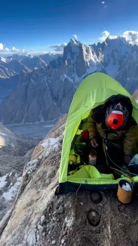 Extreme camping 🏔️ Credit 📸 - ig @edumarin1 #nature #adventure #camping #Outdoors #wilderness #Hiking #explore #wanderlust #campinglife #outdoorlife #fyp #camperscorner 
