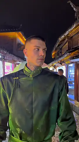 The Nemo team has arrived in Yunnan, China in the Mongolian costumes of the MONGOLJINGOO. Wearing Mongolian costumes and walking in the city streets of Yunnan, the rate of turning heads is very high. I sincerely hope that more and more people like our clothes.#mongoljingoo #innermongolia #fashion #nationality