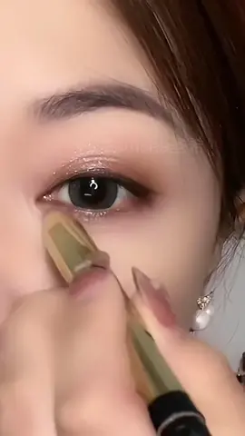 A good mood for the day starts with one minute of eyeshadow painting#eyeshadow #beauty #eyeshadowlook #eyeshadowpalette #eyeshadowtutorial #makeup #TikTokBeauty #foryou #fyp 