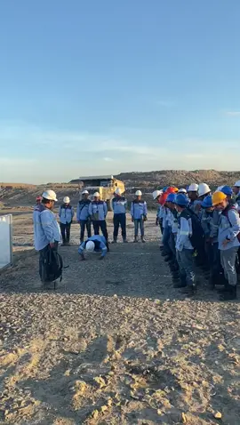 Lumayan perkenalan sebagai karyawan baru di PT.HRS ==>Push Up 20X,untungnya masih kuat walaupun umur sudah 40tahun,hahaha#hasnurriungsinergi #helmputihtambang #leadershipskills #tambangbatubarakalsel #anaktambangpunyacerita #tambangbatubarakalimantan #ponorogo_kota_reog 