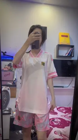 Cần gì đá bóng mới được mang đồ thể thao😊