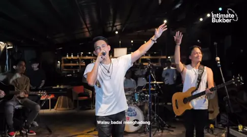 Walau badai menghadang, ingatlah ku kan selalu setia menjagamu… #adaband #masihsahabatkukekasihku #akustik 