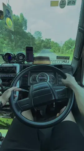 Kerja sambil jalan”😄 #minangviraltiktok #drivermudaindonesia #trukkopra #jambitiktok #fyp 