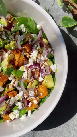 J’adore les patates douces, c’est la première fois que je les fait en salade, c’est trop bon 🍠 Les ingredients : - 1 patate douce - 2 poignées de pousses d’épinards  - 1 avocat  - 1/2 oignon rouge - 1/2 bloc de feta  - huile d’olive  - vinaigre balsamique - sel, poivre, ail en poudre, herbes de Provence  - piment d’espelette  20 minutes à 180 les patates douces 🍠 #Recipe #salad #saladrecipe #salade 