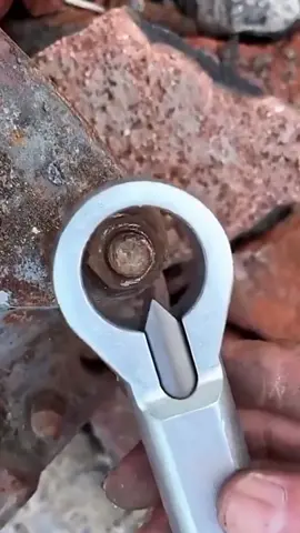 Easy to remove rusted screws😏#goodstuff #goodthings #homehacks #householditems #useful #LearnOnTikTok #tiktokmademebuyit #fyp #foryou 