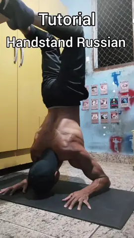 Ultimo da sequência de Hand?? 3/3 . . . #calistenia #calisthenics #handstand #treinoemcasa #gym #fyp #viral #trend 
