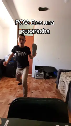 El arma secreto de una cucaracha #humor #pov #cucaracha 