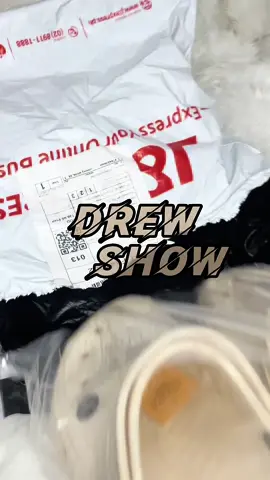 Eh basta ang ganda nito!!! Parang lahat ng color gusto ko bilin 😅 Worth it ‘tong budol na kayo. Ano pa hinihintay niyo? CLICK THE YELLOW BAG TO ORDER 🛒💛 #drewshow #drewshowclassic #drewshowclog #drewshowclassicsandal #clogs 