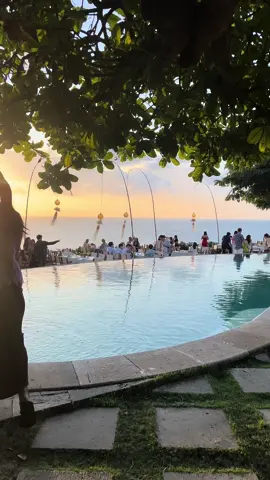 the most beautiful dinner in Uluwatu 🫶🏼🩵 #uluwatu #bali #sunsetvibes 