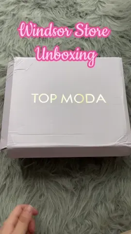 The summer heels I was waiting for!  Sooo comfy and perfect goes so well with anything.  Get them now on sale on @windsorstore  💜  #windsorgirl #windsorgirlsweeps #summerheels #unboxing 