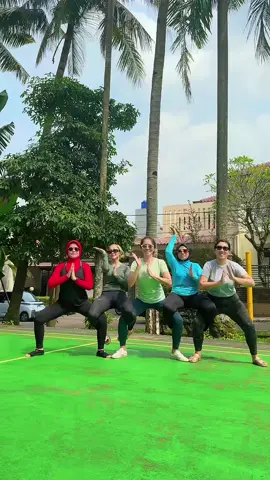 #TikTokForYouStage #yogapesona #yogaoutdoors #yogagroupchallenge 