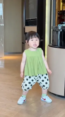 YaoYao lại lắc lư nhảy múa đây😂😂😂 Chất phết😂 #funny #babyđángyêu #videodễthương #baby #embe #babycutevideos #foryou #funnybaby #embédễthương #hàihước #viral #babycute #yaoyiyao 