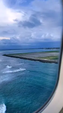 ALHAMDULILLAH. selamat datang di Jakarta, pesawat sudah landing dengan selamat... #pesawatterbang #bandaraudarasamratulangi #bandarudarasukarnohatta 