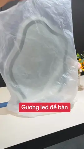 Gương led hình hạt đậu có chân để bàn trang điểm có thể đổi màu trắng vàng. 👉 Sản phẩm hiện chưa có sẵn trên TikTok Shop, vui lòng xem giá và đặt mua qua website trong hồ sơ của shop