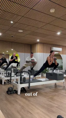 The wobbles were real for this one 🔥 Taking mum and the darl through this advanced flow I taught on the weekend 💪🏽 Focus and balance were an important part of this session, aiming to get depth through our squats and stabilise through our supporting leg. B (1/2 spring) - beginner Y (1/4 spring) - intermediate and advanced #pilatesinstructor #pilatesinspiration #reformerpilates 