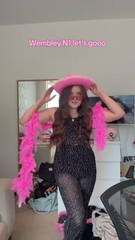 Harry im comingggg for yaaaaa #hslot #harrytransition #harrywembley #harrywembleyn1 #wembleyharrystyles #harrystyles #bringyourownboa #loveontour #hslotoutfit #hslotoutfitinspo #wembleystadiumharrystyles 