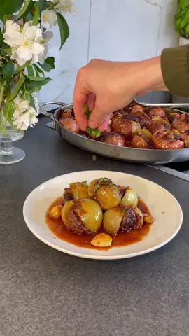 💫Yöresel bir lezzet olan Gaziantep usulü soğan kebabı tarifini 🤩 denemediyseniz mutlaka deneyin lezzeti şahane oluyor...✨NEFİS ✨ ✨GAZİANTEP USULÜ SOĞAN KEBABI TARİFİ ✨ ✨Malzemeler;  500 gr dana kıyma  25 tane küçük soğan 10 diş sarımsak /isteğe bağlı 1 çay kaşığı karabiber 1 çay kaşığı pul biber  1 yemek kaşığı kırmızı tatlı toz biber Tuz Üzeri için biraz maydanoz ✨Sosu için malzemeler;  1 yemek kaşığı domates salçası 1 tatlı kaşığı biber salçası 3 yemek kaşığı nar ekşisi 4 yemek kaşığı zeytin yağı 2 su bardağı su (400 ml) Tuz  ✨Hazırlanışı;  Soğanları yıkayın ve üst kabuğunun  birini alıp uçlarını kesin ve ortasına derin bir kesik attın.  Derin bir kaseye kıymayı ve baharatları alıp 5-6 dakika özleşene kadar elinizle yoğurun. Hazırladığımız kıymalı içi soğanların arasına doldurun ve uygun bir fırın tepsisine dizin.  Sosu için bütün sos malzemelerini derin bir kapta karıştırın ve soğanların üzerine gezdirin.  Islatılmış yağlı kağıt ile üzerini kapatıp 200° ayarla altı üstü fırında yaklaşık 1 saat pişirin.  Üzerine maydonoz serperek servis yapabilirsiniz.  Deneyenlere şimdiden afiyet olsun.☺️ #yemektarifleri #yemek #soğankebabı #soğan #kebab #gaziantep 