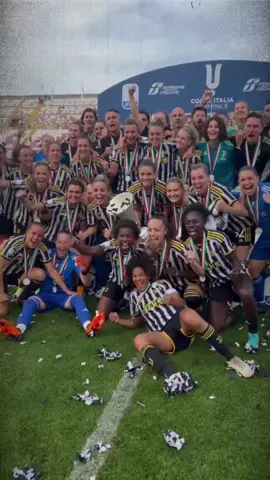 “𝒬𝓊𝒾 𝓈𝒾 𝒻𝒶 𝓁𝒶 𝓈𝓉𝑜𝓇𝒾𝒶...” 🤍🖤 . . #juventus #juventuswomen #footballwomen #calciofemminile #coppaitalia #finoallafine 