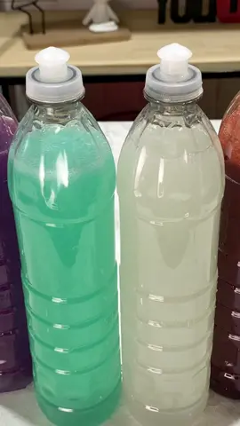 Ingredientes : 200 ml de óleo  100 ml de álcool 70% 60 gr de soda cáustica diluída em 60 ml de água  500 ml de água fervendo  3 colheres de sopa de açúcar diluído em 500 ml de água  1 colher de sopa de sal diluída em 500 ml de água  20 ml  de água sanitária  2 litros de água em temperatura ambiente ou até chegar a textura desejada  Corante e essência opcional #sabãolíquido #sabãocaseiro #detergentecaseiro #façavocêmesmo #economia #receitas #higiene 