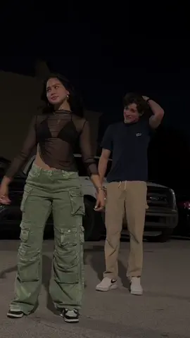 Bachatica en el estacionamiento>>