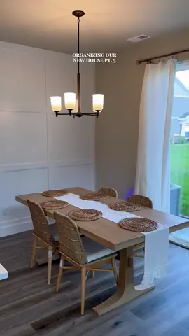 finishing up the kitchen table 🙌🤍 #homeorganization #organizedhome #homedecor #homeorganizationideas #newhomeorganization #newhome #movingintoanewhouse #organizewithme #homedecortiktok #homedecorideas #kitchentablemakeover #diningroomtabledecor #kitchentabledecor #newhomedecor #newhomeorganizing 