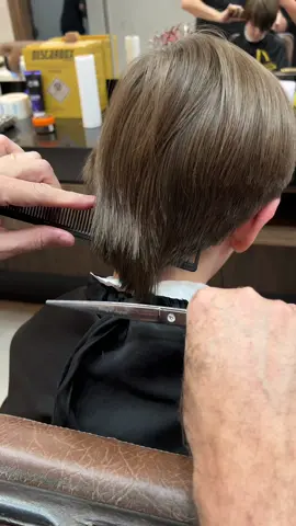 Corte na tesoura com técnicas de pente corrido #pentecorrido #cortedecabelo #cortenatesoura #BarbeirosDoBrasil #barbershop #cortedecabelomasculino #Cortedecabelo 