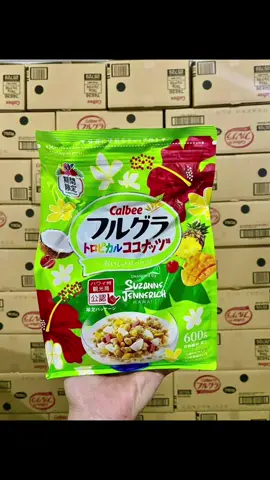 🟢 Màu xanh lá 600g ( date T12/23): ngũ cốc trái cây nhiệt đới mới gồm dừa non, lúa mạch đen, yến mạch, gạo lứt, xoài, dứa, sơ ri, bột bắp 👉 Trẻ em, người lớn, bà bầu, người giảm cân...đều dùng được. 🌾🍎🍇 Ngũ cốc Calbee là hỗn hợp các loại hạt, ngũ cốc, yến mạch, gạo lứt và nhiều loại trái cây (táo, nho, đu đủ,...) sấy khô, với hương vị thơm ngon tự nhiên, giàu chất xơ, canxi và sắt. Ngũ cốc Calbee đặc biệt rất tốt cho những người cần bổ sung canxi và sắt, cùng vô vàn vitamin các loại B6, vitamin D, vitamin B12 và axit folic rất tốt cho bà bầu và trẻ em  🌤 Mất 5 Phút cho bữa sáng với 1 cốc sữa và vài thìa ngũ cốc Calbee, cơ thể đã được cung cấp đủ dinh dưỡng và năng lượng nên ko lo bị cảm giác đói.