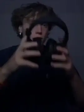 Trả lời @_cora..._ the guy with headphone 