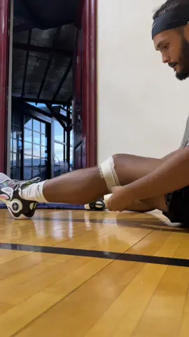 Patella Strap alternative using prowrap #fyp #ballislife #patellartendonitis #jumpersknee 