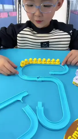 Hướng dẫn cách chơi cầu trượt vịt vàng đúng cách. #atpmal#giadinhlaclac#vitvangleothang 