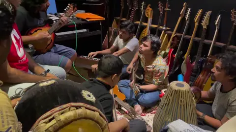 হাশিম ভাইয়ের -কথা কইও না- গানটি Emon ভাইয়ের মিউজিকে প্রথমবার এইভাবেই শুনা হয়েছিলো আমার। এখনো সেই ঘ্রাণ ভুলতে পারিনাই, তাই হয়তো প্রথম বারের অভিজ্ঞতা শেয়ার করলাম।  হাশিম মাহমুদ  -  Arfan Mredha Shiblu শুভেচ্ছা রইল পুরো টিম