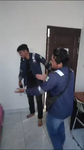 Namanya anak mess ya dikasih pinky gini juga senang kok 🤣 #mess#tambang#tambangbatubara#kerja#rantau#tambanghitz