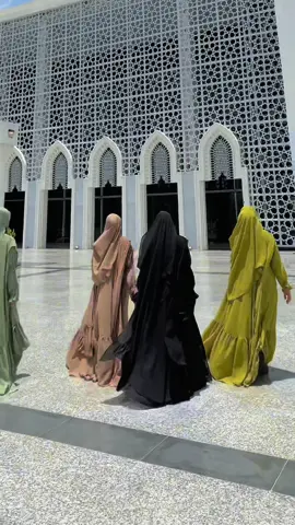 Assalamualaikum #fypシ #ianamuslimah #muslimahfashion #bajulebaran #muslimahbercadar #trend #bestfriend 