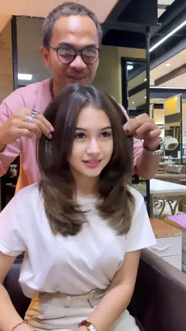 Medium two layers with beige brown balayage by Irvan Mada Irwanteam Sency #haircolor #haircuts #layers #irwanteamhairdesign 