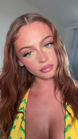 Getting in the summer vibe 🍋🍋 #Summer #makeup #neonliner #freckles #brazil 