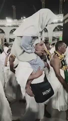 إنه رجل حَمَلَ أُمَّـهُ في صَحنِ الكعبة، يطوفُ بها على أكتافه وهو في الثلاثين من عُمُرِه، يطوفُ بأُمِّـهِ على أكتافه في صَحنِ الكعبة، ثمَّ سأله ابن عمر ــ - رضي الله عنهما - جميعاً ــ ويقول له: من هذه المرأة يا عَبدَ الله؟ فيقول له الرجل: إنَّها أُمِّـي، وإنَّها الحُجة التاسعة، إنَّها الحُجة التاسعة التي يطوف بأُمِّـه على أكتافه، ويسألُ الرجل ابن عمر ويقول له: يا ابن عمر، يا عَبدَ الله، أَتراني وفّيتُها حقَّها؟ قال ابن عمر: والذي بَعَثَ مُحمداً بالحق نبياً ورسولا، إنَّك ما قُمتَ بِشيءٍ, من حقِّها ولو بِطَلقَةٍ, طَلَـقـتها فيكَ  ساعة الولادة، ما قُمتَ بشيء #الأم #الإسلام #حج #mother #hajj #islam #nasheed 