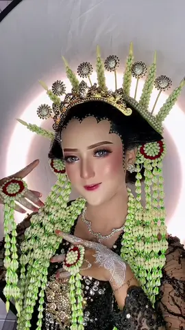 Belum bosen dengan tema pengantin madura lilin #fyp #fypシ #fypシ゚viral #makeup #makeupartist #madura #pengantin #pengantinviral #cewek #cewekcantik #cewekidaman 