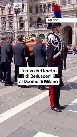 Applausi hanno accompagnato l’arrivo e la partenza del feretro di #berlusconi al funerale nel Duomo di Milano. La salma è tornata ad #arcore in attesa della cremazione. #silvioberlusconi #funeraliberlusconi #funeraleberlusconi #milano #notizie #skytg24 
