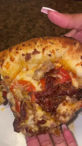 Meatlovers cheese stuffed crust pizza w/ @Dan-O’s Seasoning #danospartner 