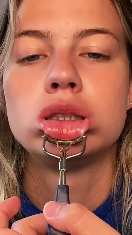 Wait the results are kinda crazy!😳 would you do this? #makeuphacks #eyelashcurler #fyp  