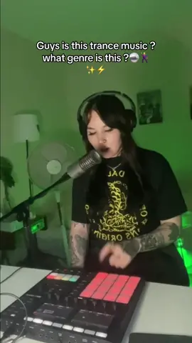 Different vibes with this one 🪩🕺 what do u guys think?💫⚡️🪩🕺 #maschine #songwriter #livelooping  #femaleproducer #dancemusic #producer 