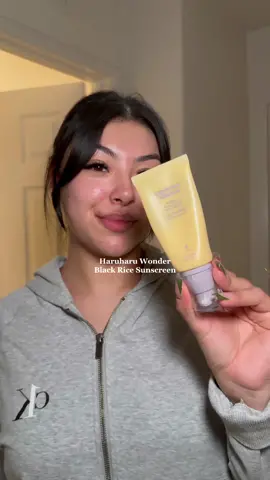 My fav sunscreen! Korean skincare for the win! 👏🏼🥰  #sunscreen #favsunscreen #favoritesunscreen #haruharuwonder #haruharusunscreen #fyp #suncare #haruharublackrice #koreansunscreen #koreanskincare 