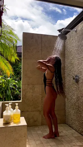 Just in time for a quick shower🖤 #sanlorenzobikinis #hawaiibikinis #slbabe #shower #onepiecebikini 