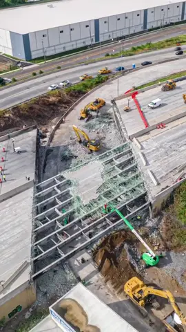 Time to start the reconstruction of the collapsed I-95 bridge in Philadelphia! How long do you think this will take?👷‍♂️🏗️⚠️ 🎥 @billykyle /TT  #construction #bridge #interstate #highway #bridges #bridgeconstruction #hardwork #road #roadway #traffic #labor #bluecollar #demolition 