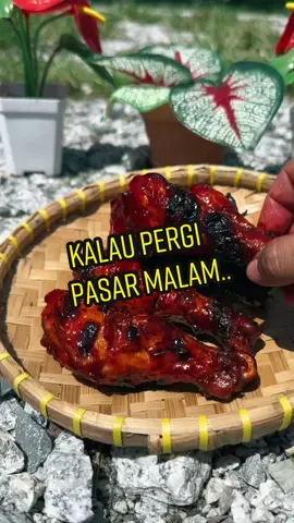 Kalau pergi pasar malam, tak sah kalau tak beli ayam madu kan.. #sedap #lazat #ayammadu #pasarmalam #fyp 