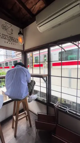 Onibus Coffee is a cafe with a beautiful view of the trains passing by in Nakameguro. It’s interior is a traditional style homes in Japan. The coffee I ordered was so-so. Still a nice cafe to spend time alone and breathe.  #Tokyo #Nakameguro #OnibusCoffee #tokyocafe #japanvacation2023 #tokyovacation2023 #tokyocoffee #japantiktokやってる人 #fyp 
