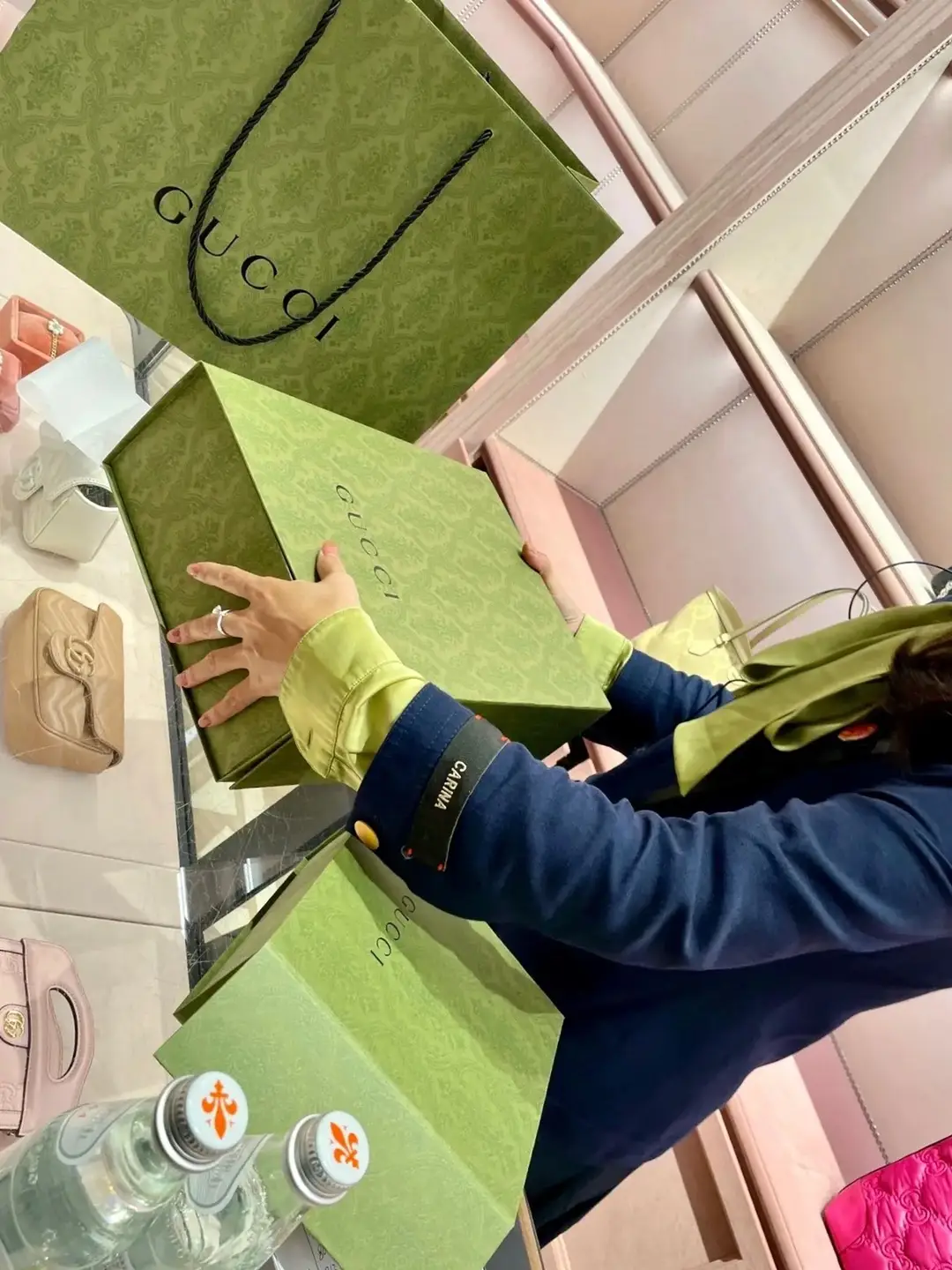 Day trader Day trader hay người giao dịch/trader trong ngày là những cá nhân tham gia vào các chiến lược giao dịch ngắn hạn được mở và đóng trong cùng một ngày giao dịch. Mục tiêu chính của họ là tận dụng các biến động giá trong ngày và tận dụng lợi thế của sự biến động. Các day trader thường sử dụng phân tích kỹ thuật, chẳng hạn như các mẫu biểu đồ và chỉ báo, để xác định các cơ hội giao dịch ngắn hạn.  Họ thực hiện nhiều giao dịch trong ngày và nhằm mục đích kiếm lợi nhuận từ những biến động giá nhỏ. Giao dịch trong ngày đòi hỏi sự tập trung, kỷ luật và khả năng đưa ra quyết định nhanh chóng dưới áp lực. #trader #crypto #bitcoin #dautuchungkhoan #trade #traderchứngkhoán #dautu #taichinh #traderbitcoin 